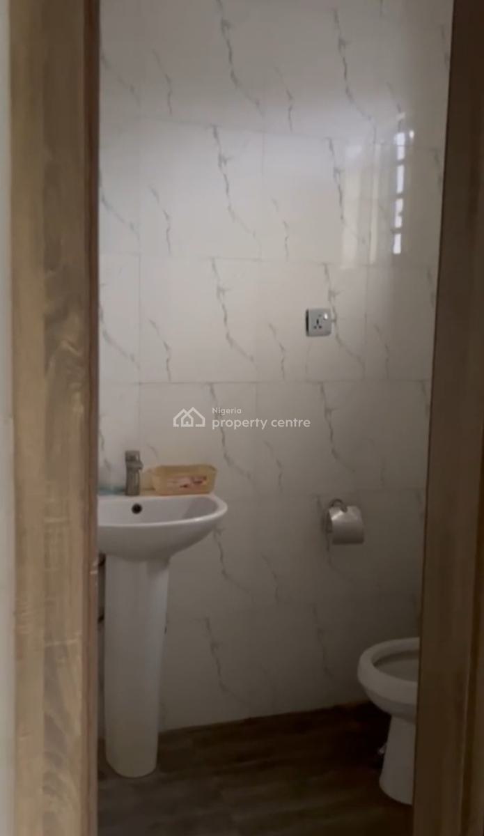 Well Maintained 2 Bedroom Apartment, Ologolo, Ologolo, Lekki, Lagos, Flat / Apartment for Rent