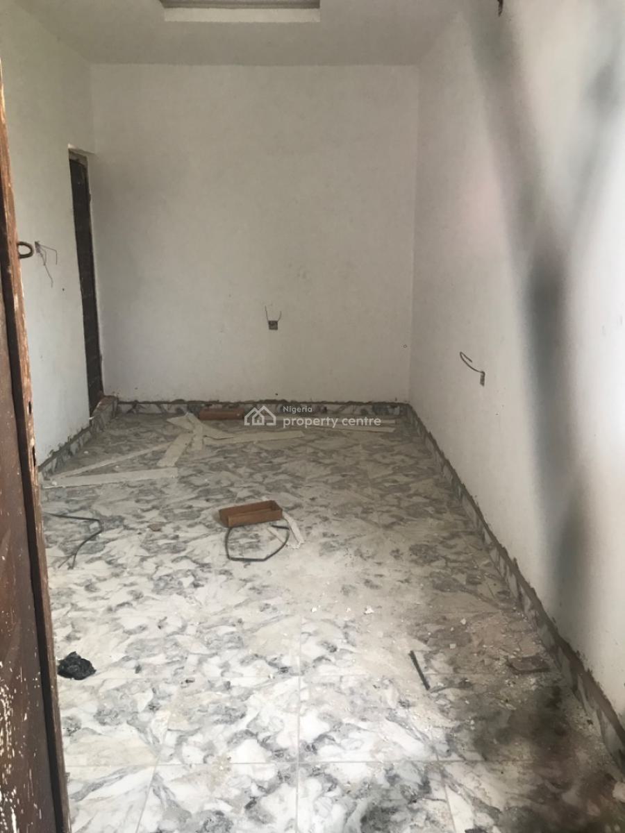 Roomself Contain, Off Market Street, Shomolu, Lagos, Self Contain (single Rooms) for Rent