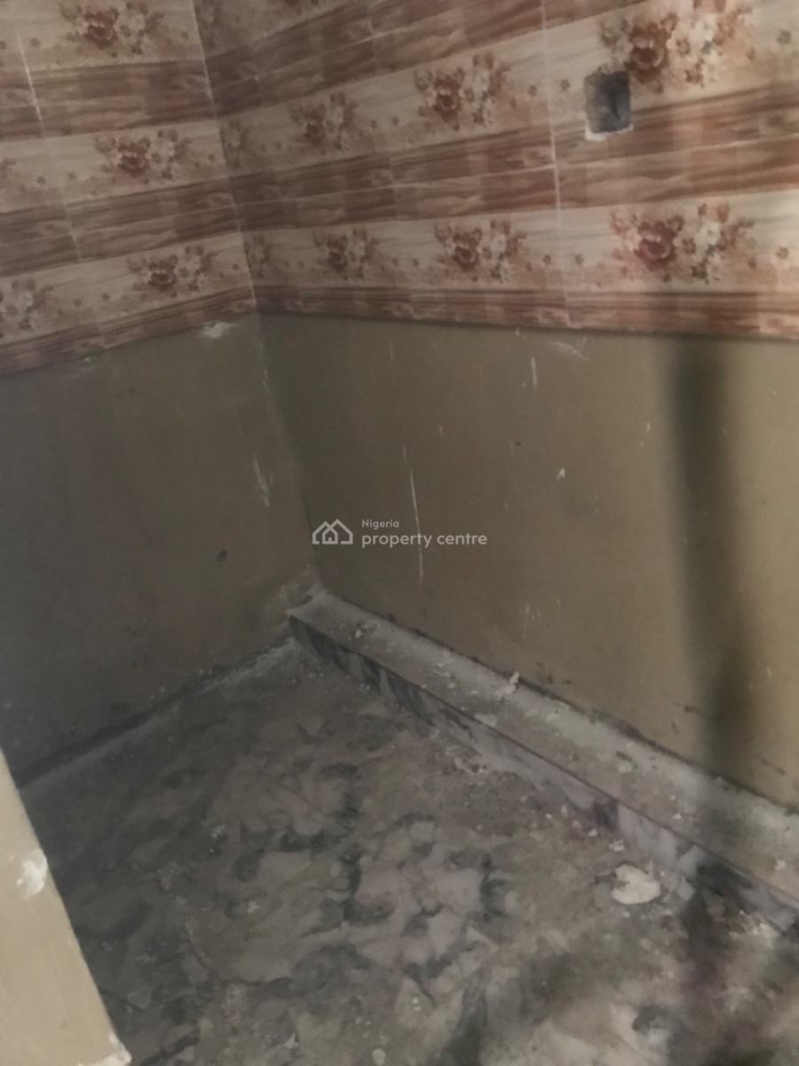 Roomself Contain, Off Market Street, Shomolu, Lagos, Self Contain (single Rooms) for Rent