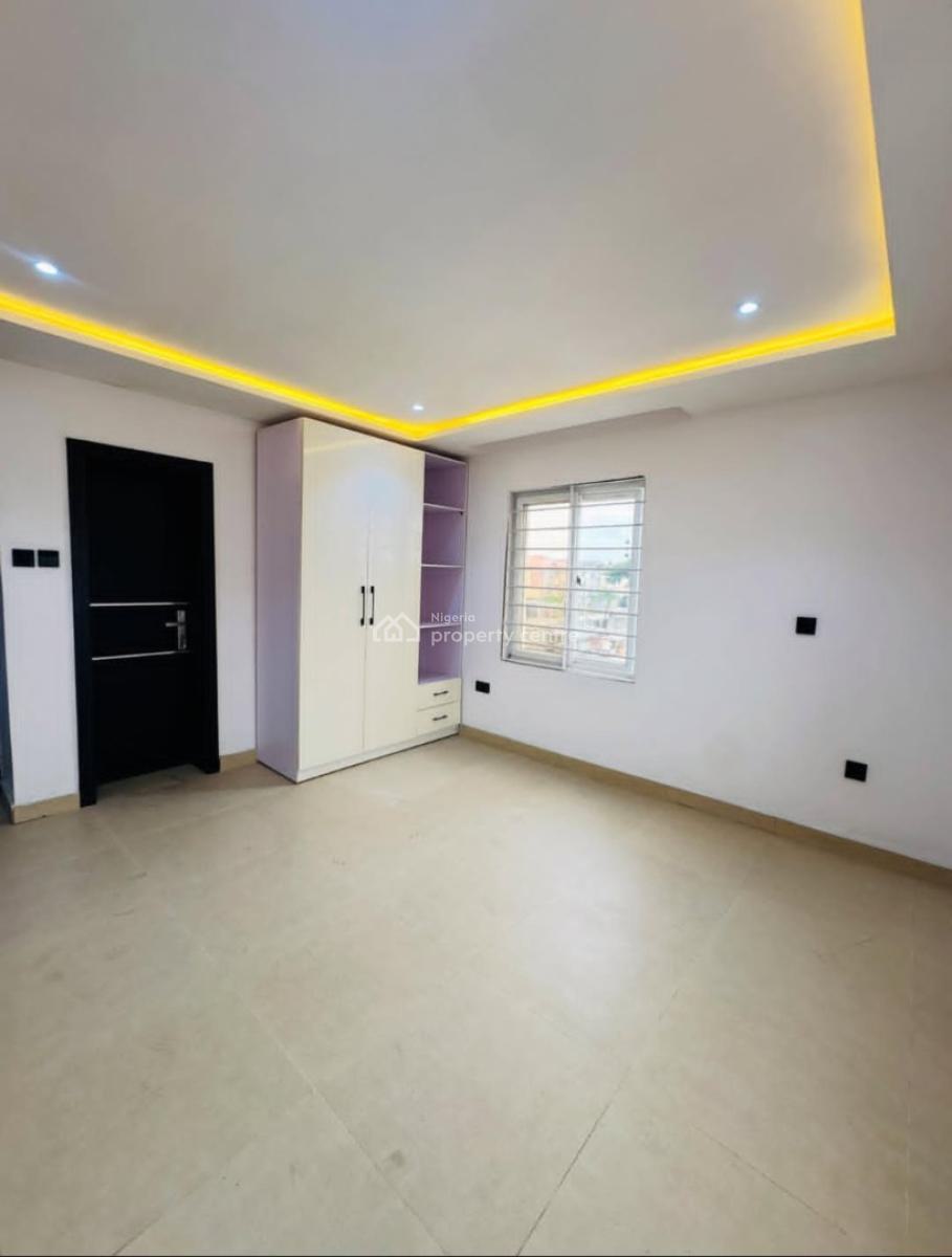 Spacious Massive Lurxy 3bedroom Flat with Bq, Off Admiraty Wey Lekki Phase One Lagos, Lekki Phase 1, Lekki, Lagos, Block of Flats for Sale