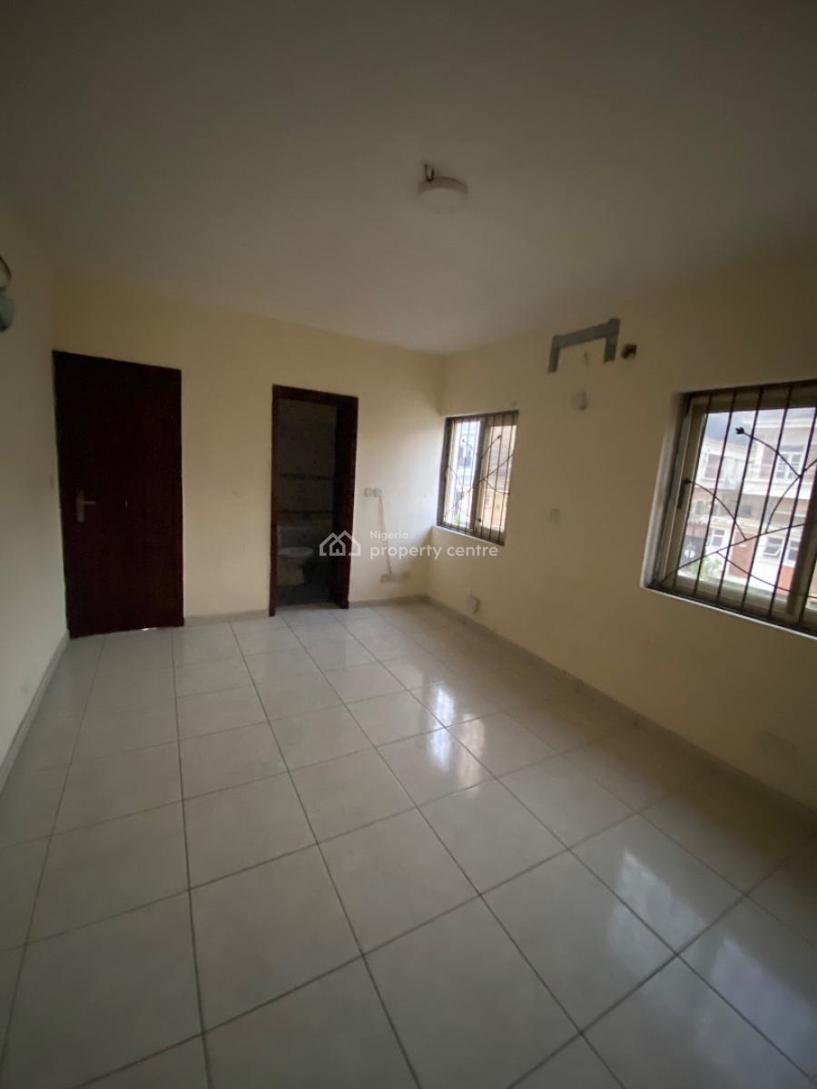Big Room Self Constain Upstairs in a Secure Luxury Estate, in a Secure Luxury Estate, Ikota, Lekki, Lagos, Self Contain (single Rooms) for Rent