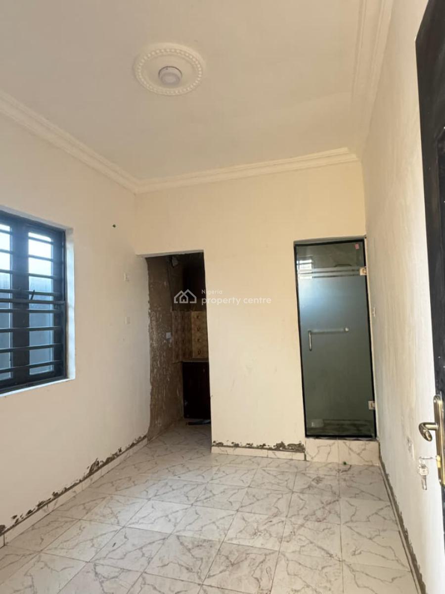 17 Years Long Lease Apartment, Akoka , with a Rental Value of 1.3m, Yaba, Lagos, Flat / Apartment for Rent