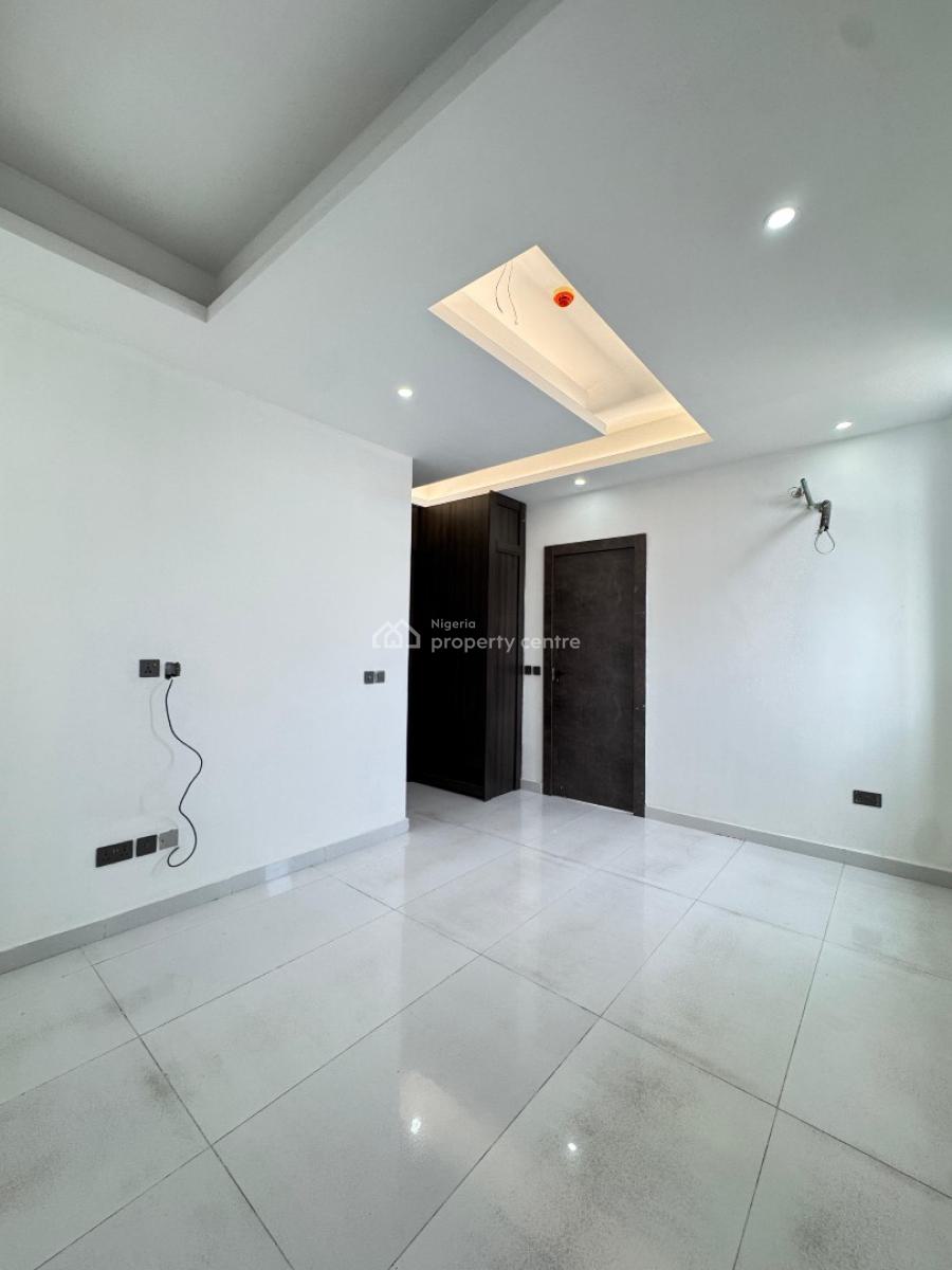 Spacious  2  Bedroom Apartment in a Well Secured Location, Lekki Phase 1, Lekki, Lagos, Flat / Apartment for Sale