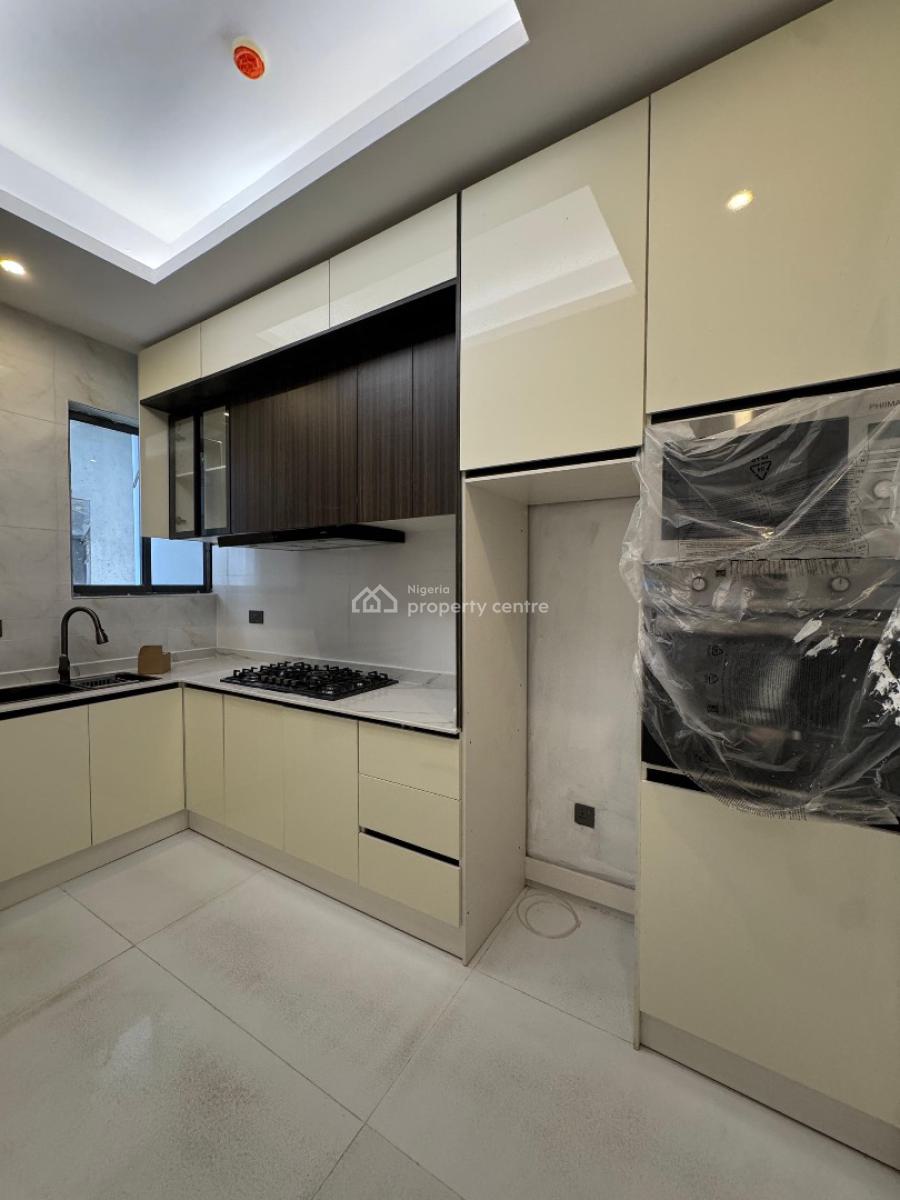 Spacious  2  Bedroom Apartment in a Well Secured Location, Lekki Phase 1, Lekki, Lagos, Flat / Apartment for Sale