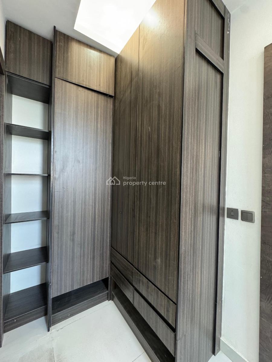 Spacious  2  Bedroom Apartment in a Well Secured Location, Lekki Phase 1, Lekki, Lagos, Flat / Apartment for Sale