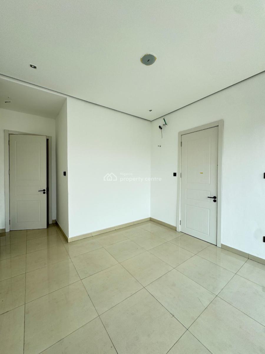 Spacious  3  Bedroom Apartment with Pool, Gym and Reception, Lekki Phase 1, Lekki, Lagos, Flat / Apartment for Sale