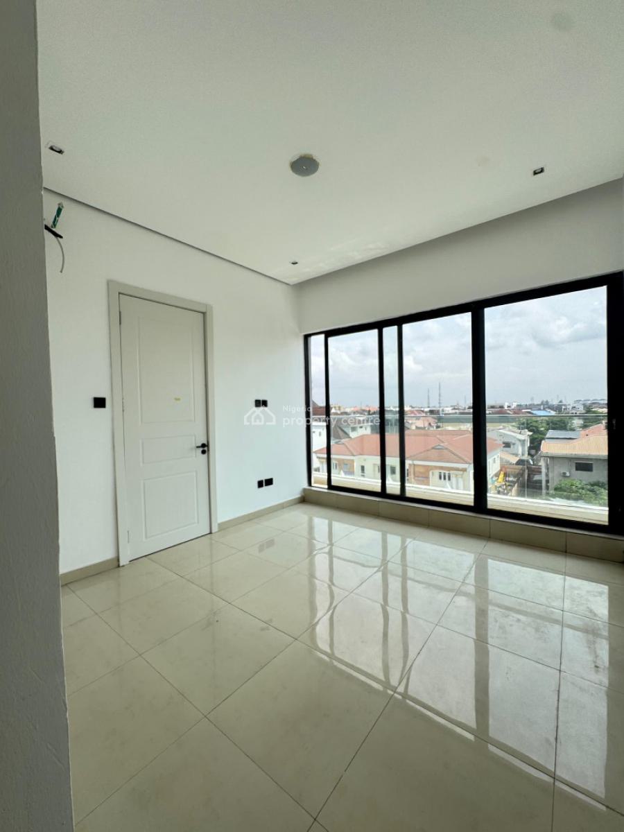 Spacious  3  Bedroom Apartment with Pool, Gym and Reception, Lekki Phase 1, Lekki, Lagos, Flat / Apartment for Sale