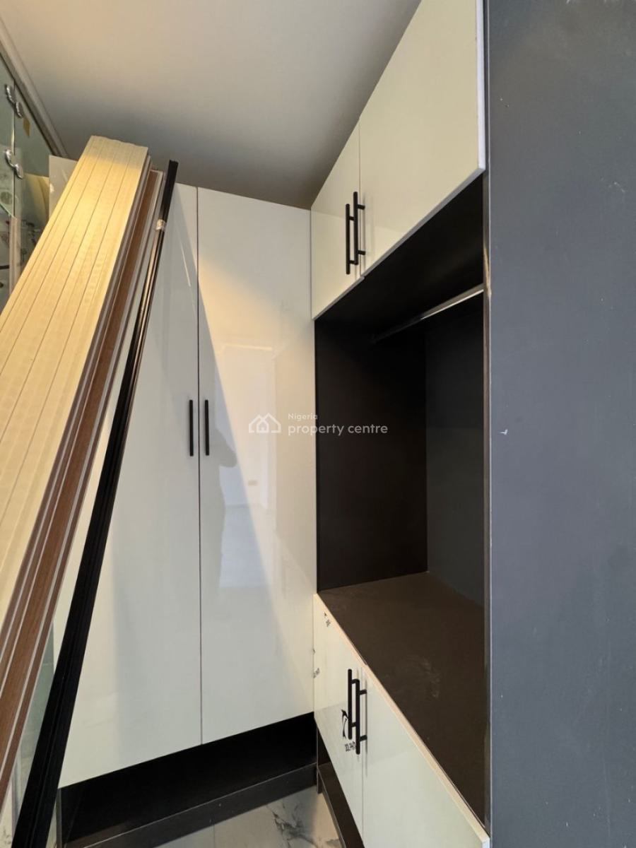 Spacious 2 Bedroom Maisonette in a Well Secure Location, Lekki Phase 1, Lekki, Lagos, Flat / Apartment for Sale