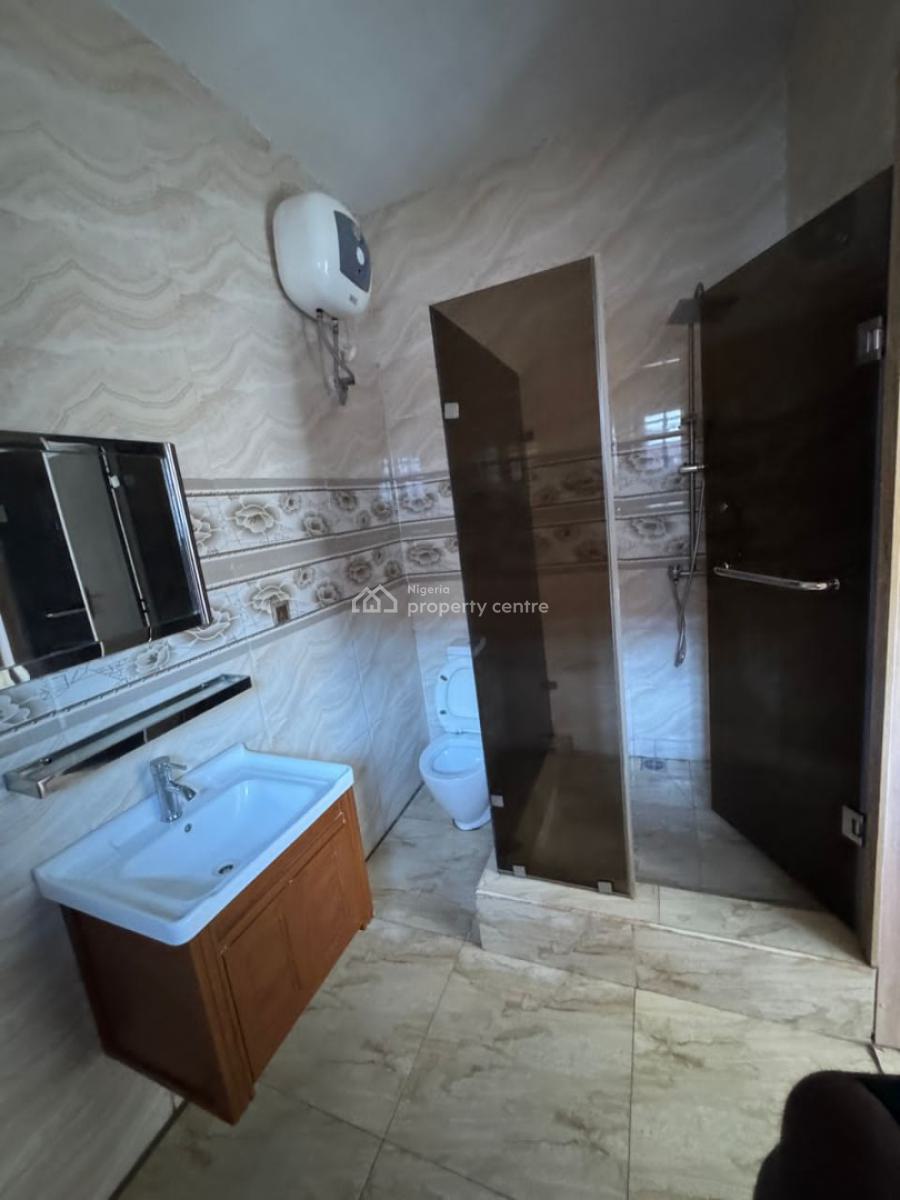 Spacious Masters Bedroom with Ac and Sharing Kitchen, Orchid Road, Lekki, Lagos, Flat / Apartment for Rent