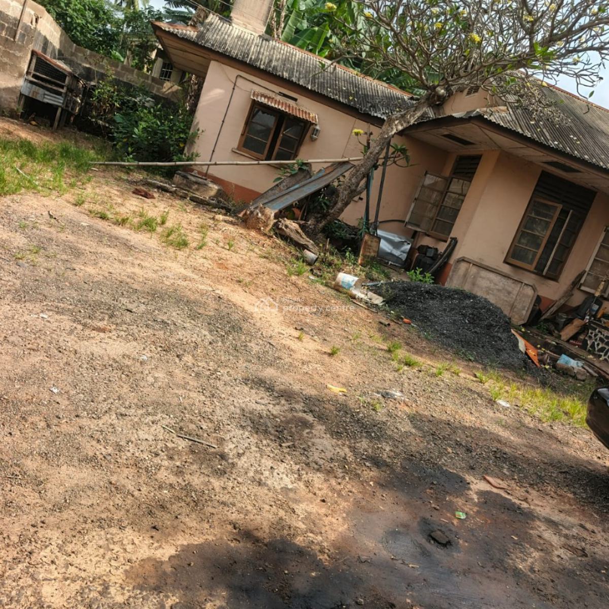 Old Bungalow on 2400sqm of Land, Inside Kobiowu Crescent Iyaganku Gra, Ibadan, Oyo, Residential Land for Sale