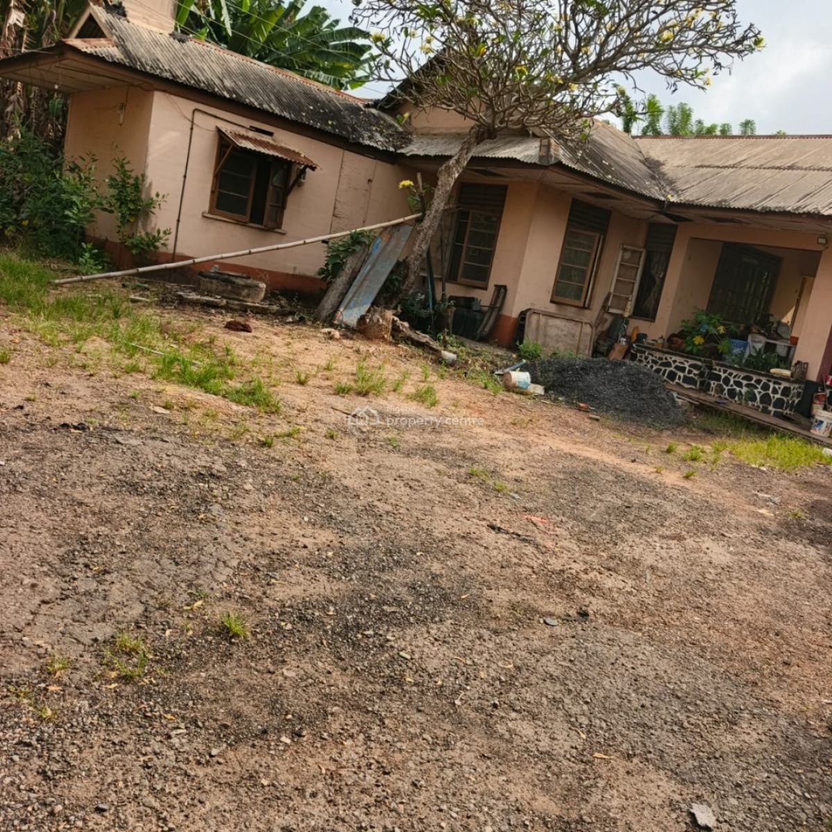 Old Bungalow on 2400sqm of Land, Inside Kobiowu Crescent Iyaganku Gra, Ibadan, Oyo, Residential Land for Sale