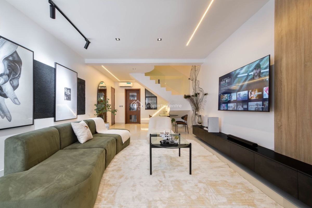 Papaya Stadium Spacious Living Room 2 Bedrooms Apartment  ( Snooker Bo, Lekki Phase 1, Lekki, Lagos, Flat / Apartment Short Let