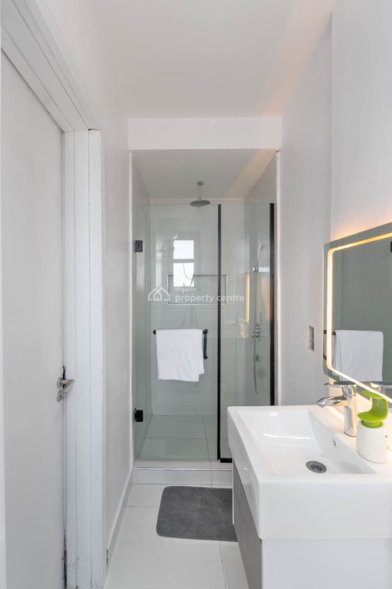 Papaya Stadium Spacious Living Room 2 Bedrooms Apartment  ( Snooker Bo, Lekki Phase 1, Lekki, Lagos, Flat / Apartment Short Let