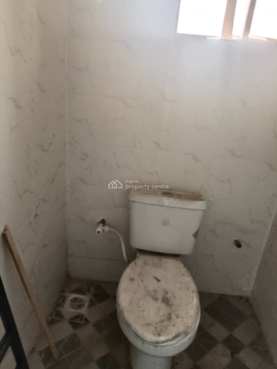 3 Bedroom Flat Upstairs, Unilag Estate, Gra Phase 1, Magodo, Lagos, Flat / Apartment for Rent