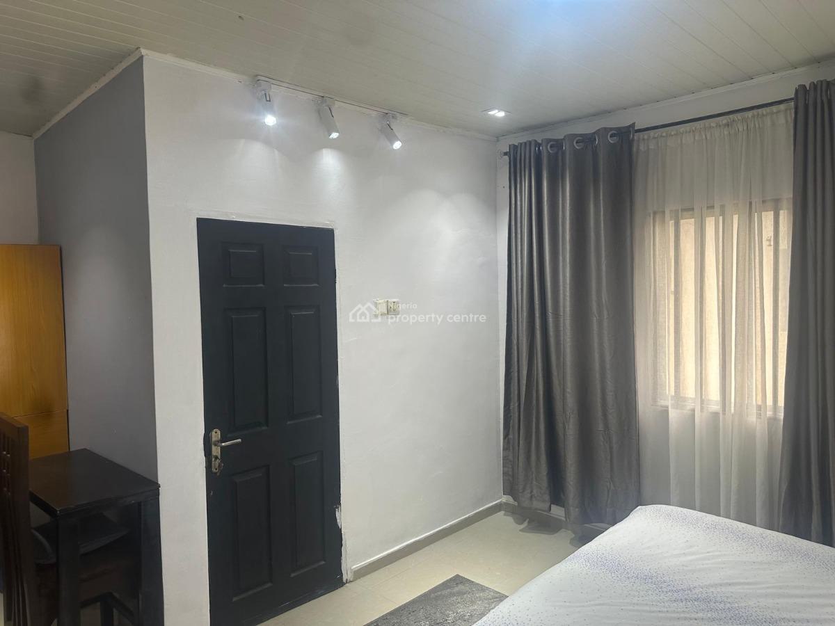 a Furnished En-suite Room Upstairs Sharing Only Kitchen, Oniru, Victoria Island (vi), Lagos, Self Contain (single Rooms) for Rent