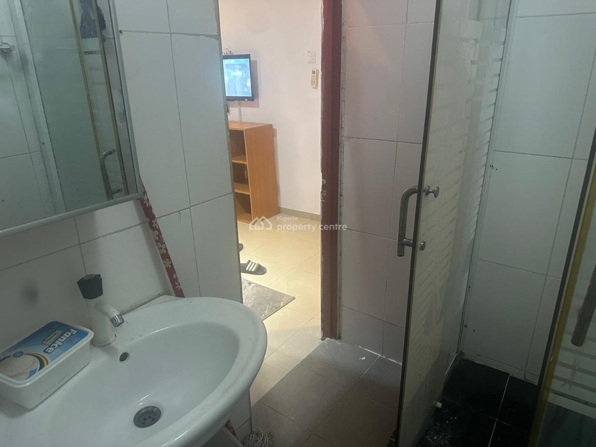 a Furnished En-suite Room Upstairs Sharing Only Kitchen, Oniru, Victoria Island (vi), Lagos, Self Contain (single Rooms) for Rent