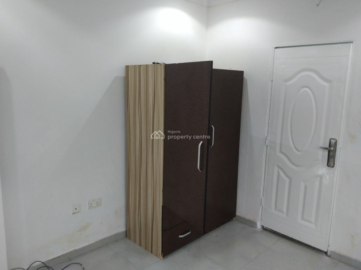 Newyork 2 Bedrooms Flat, Commercial Avenue, Yaba, Lagos, Flat / Apartment for Rent