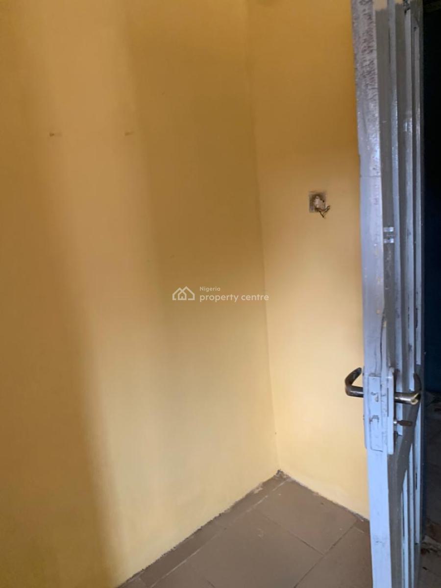 Well Renovated 3 Bedroom with Adequate Parking, Ashi, Ibadan North, Oyo, Flat / Apartment for Rent