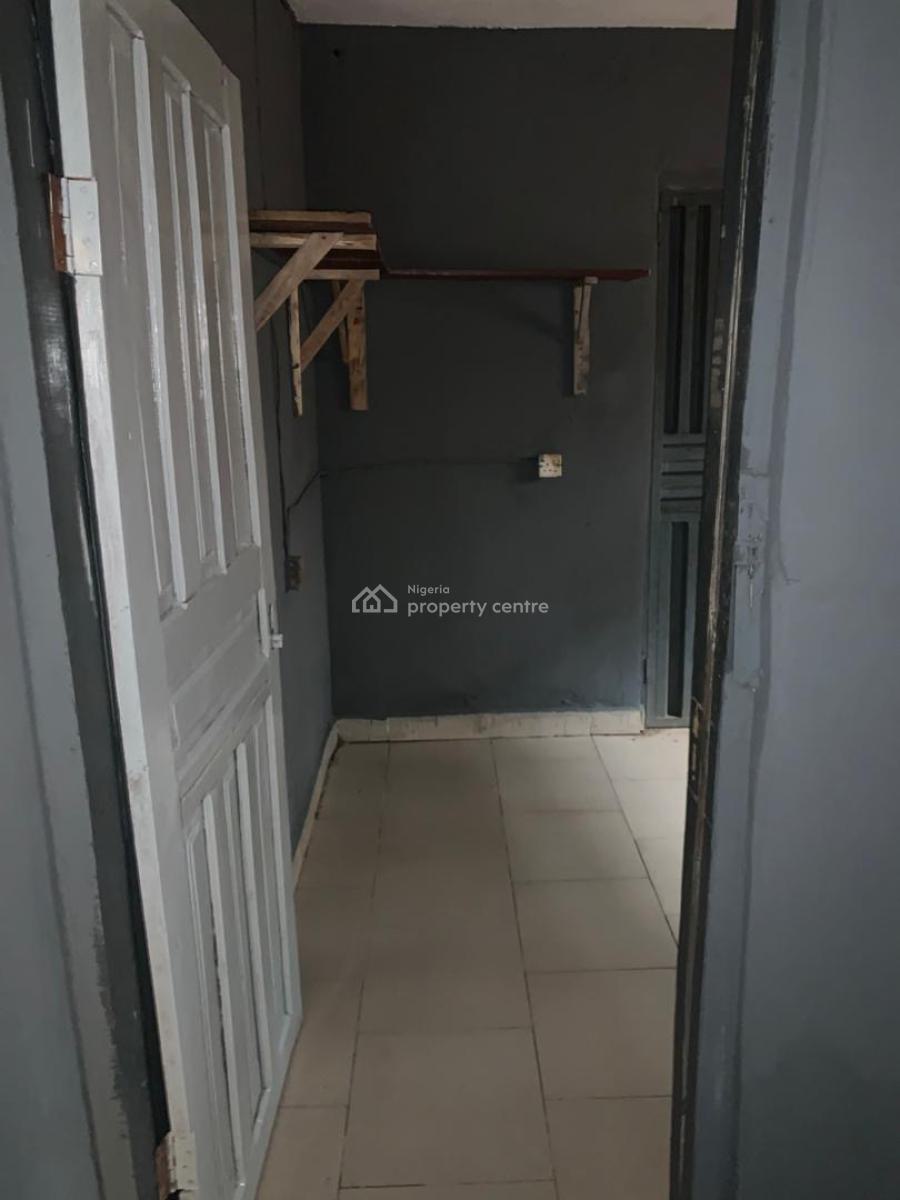 Well Renovated 3 Bedroom with Adequate Parking, Ashi, Ibadan North, Oyo, Flat / Apartment for Rent