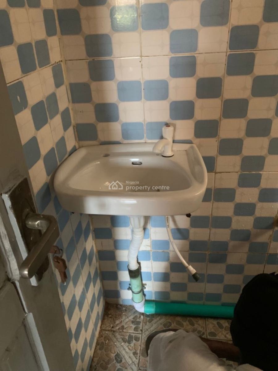 Well Renovated 3 Bedroom with Adequate Parking, Ashi, Ibadan North, Oyo, Flat / Apartment for Rent