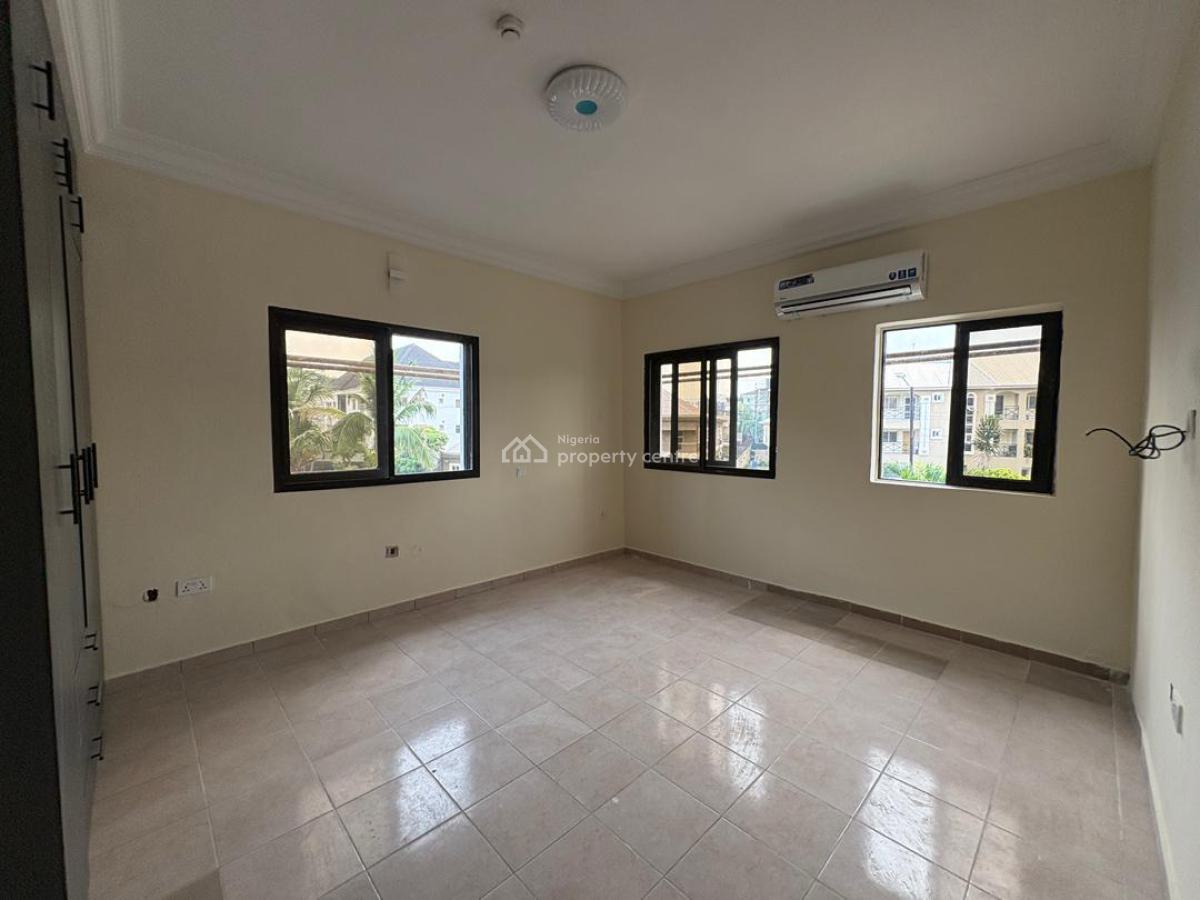 Well Renovated 3 Bedroom Apartment with Bq, Lekki Phase 1, Lekki, Lagos, Flat / Apartment for Rent