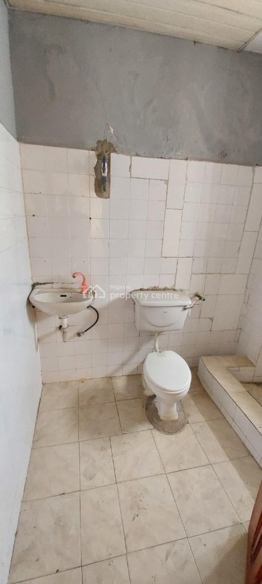 Spacious 3 Bedroom Flat Upstairs, Agungi, Lekki, Lagos, Flat / Apartment for Rent