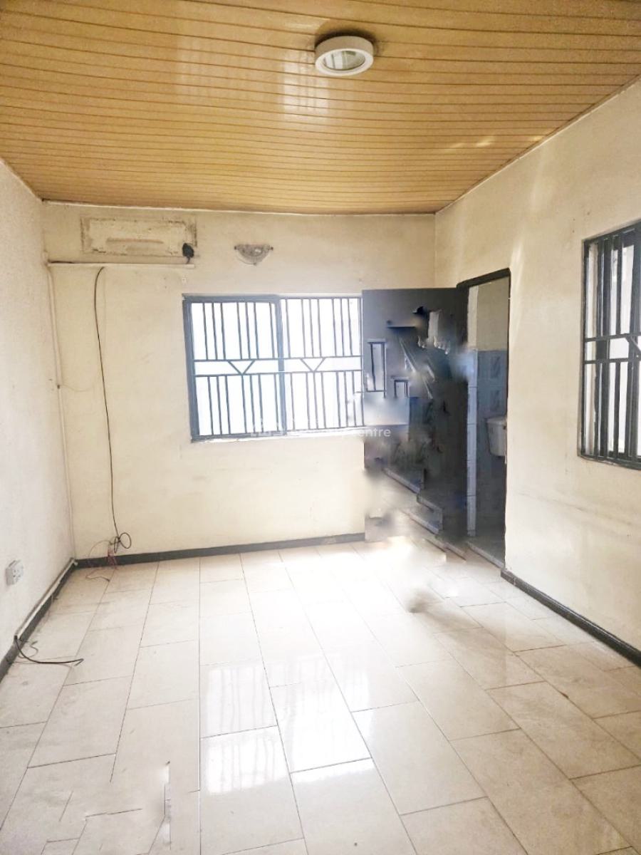 a Well Maintained Spacious 2 Bedroom Flat, Omole Phase 2, Ikeja, Lagos, Flat / Apartment for Rent