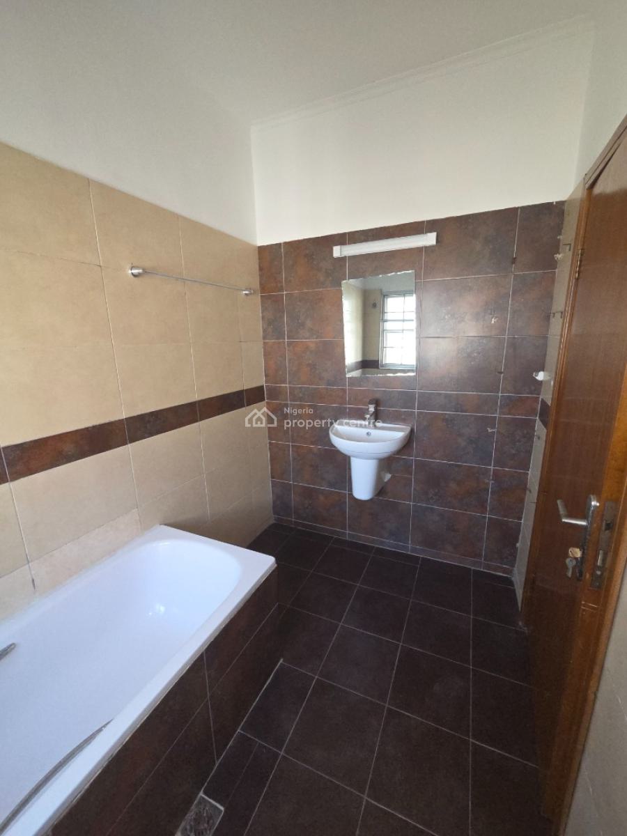 a Serviced & Neatly Maintained 2 Bedroom  Apartment, Lekki Phase 1, Lekki, Lagos, Flat / Apartment for Rent