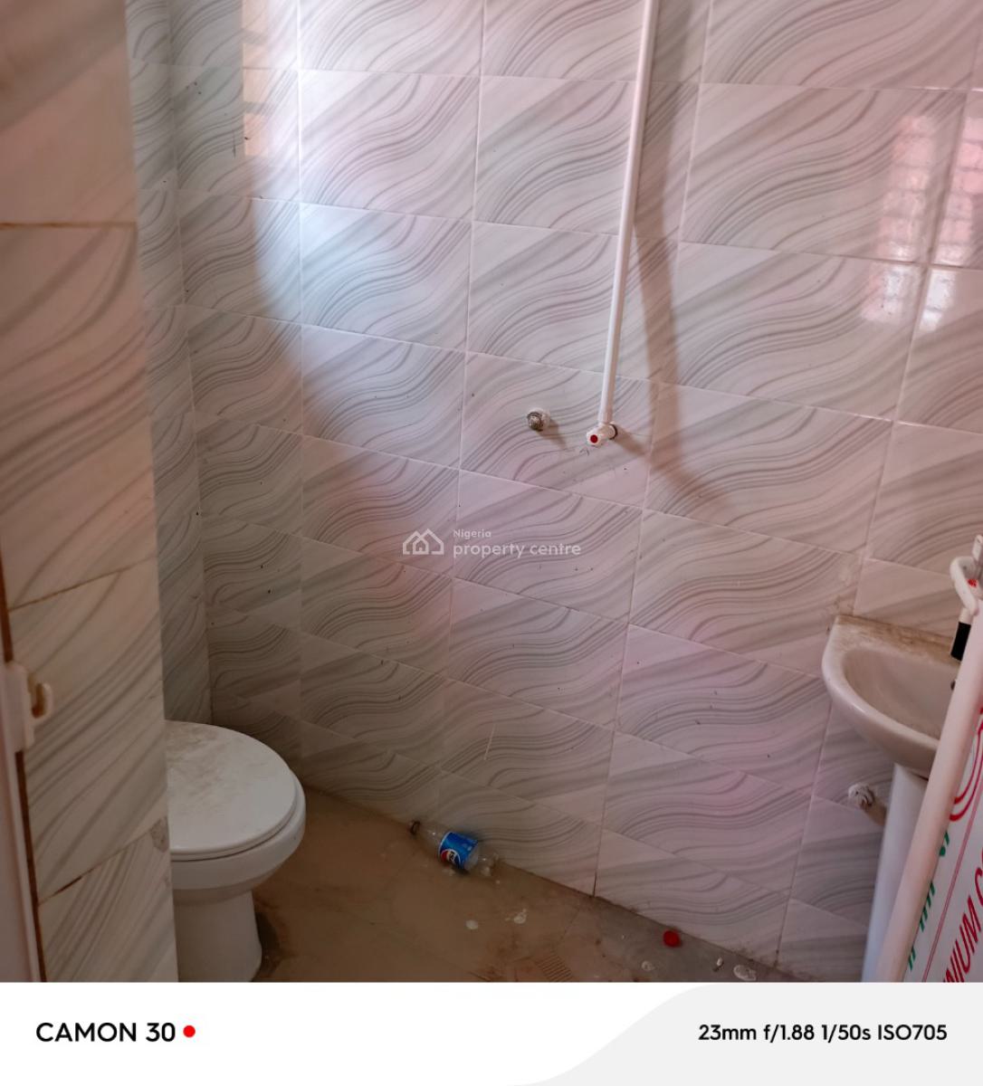 Give Away 2 Bedroom Flat in Jakande Estate, Not Far From B Stop, Isolo, Lagos, Flat / Apartment for Rent