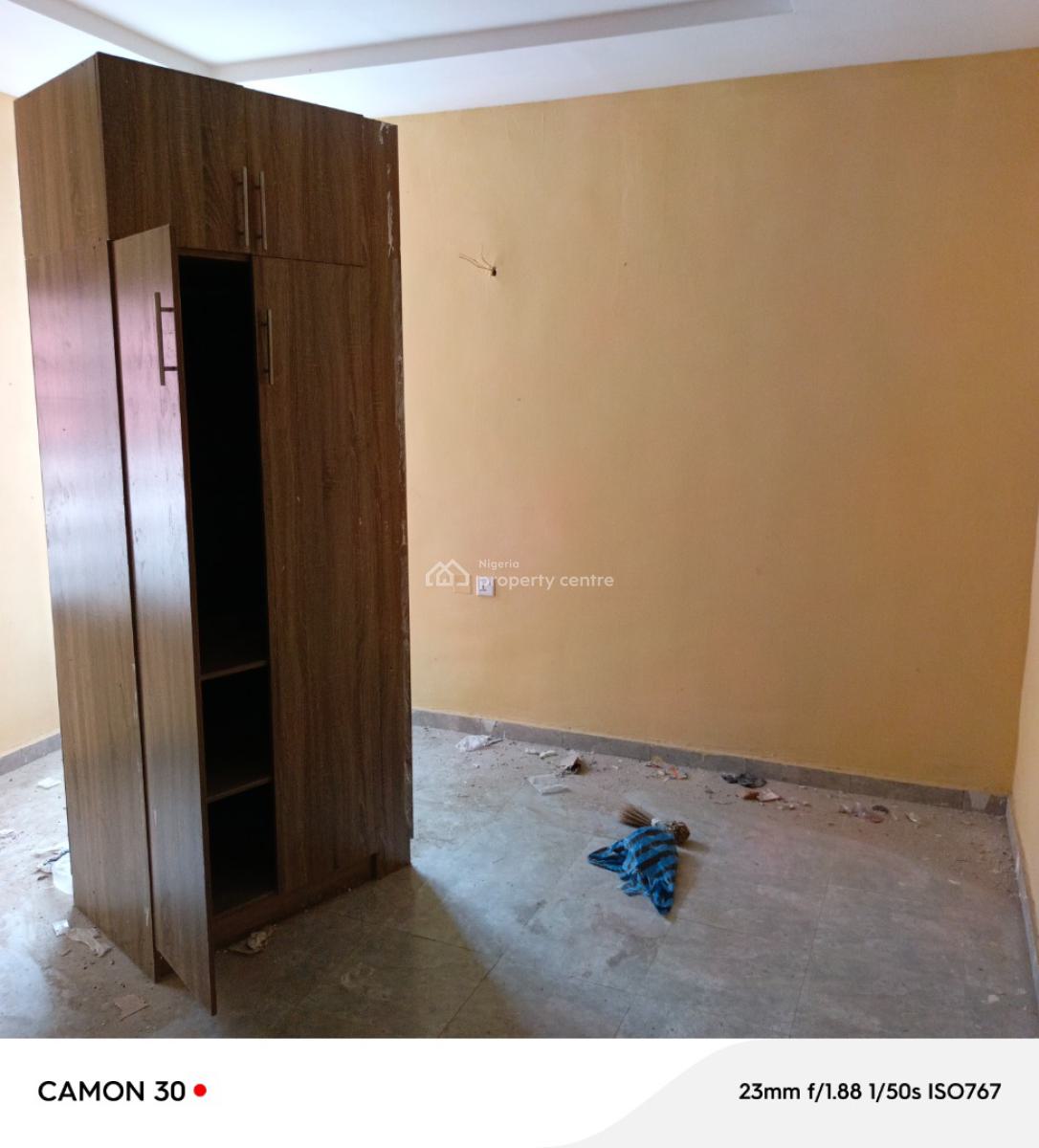 Give Away 2 Bedroom Flat in Jakande Estate, Not Far From B Stop, Isolo, Lagos, Flat / Apartment for Rent