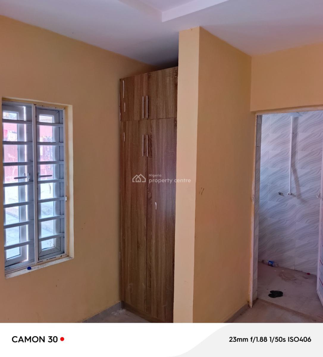 Give Away 2 Bedroom Flat in Jakande Estate, Not Far From B Stop, Isolo, Lagos, Flat / Apartment for Rent