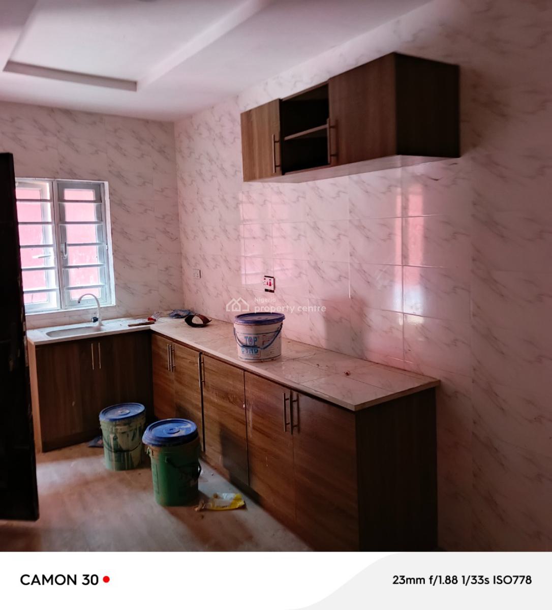 Give Away 2 Bedroom Flat in Jakande Estate, Not Far From B Stop, Isolo, Lagos, Flat / Apartment for Rent