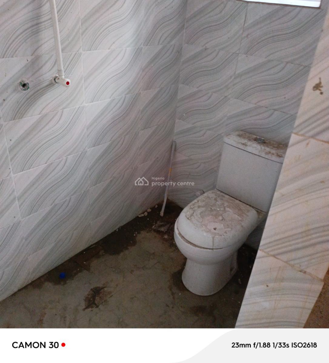 Give Away 2 Bedroom Flat in Jakande Estate, Not Far From B Stop, Isolo, Lagos, Flat / Apartment for Rent