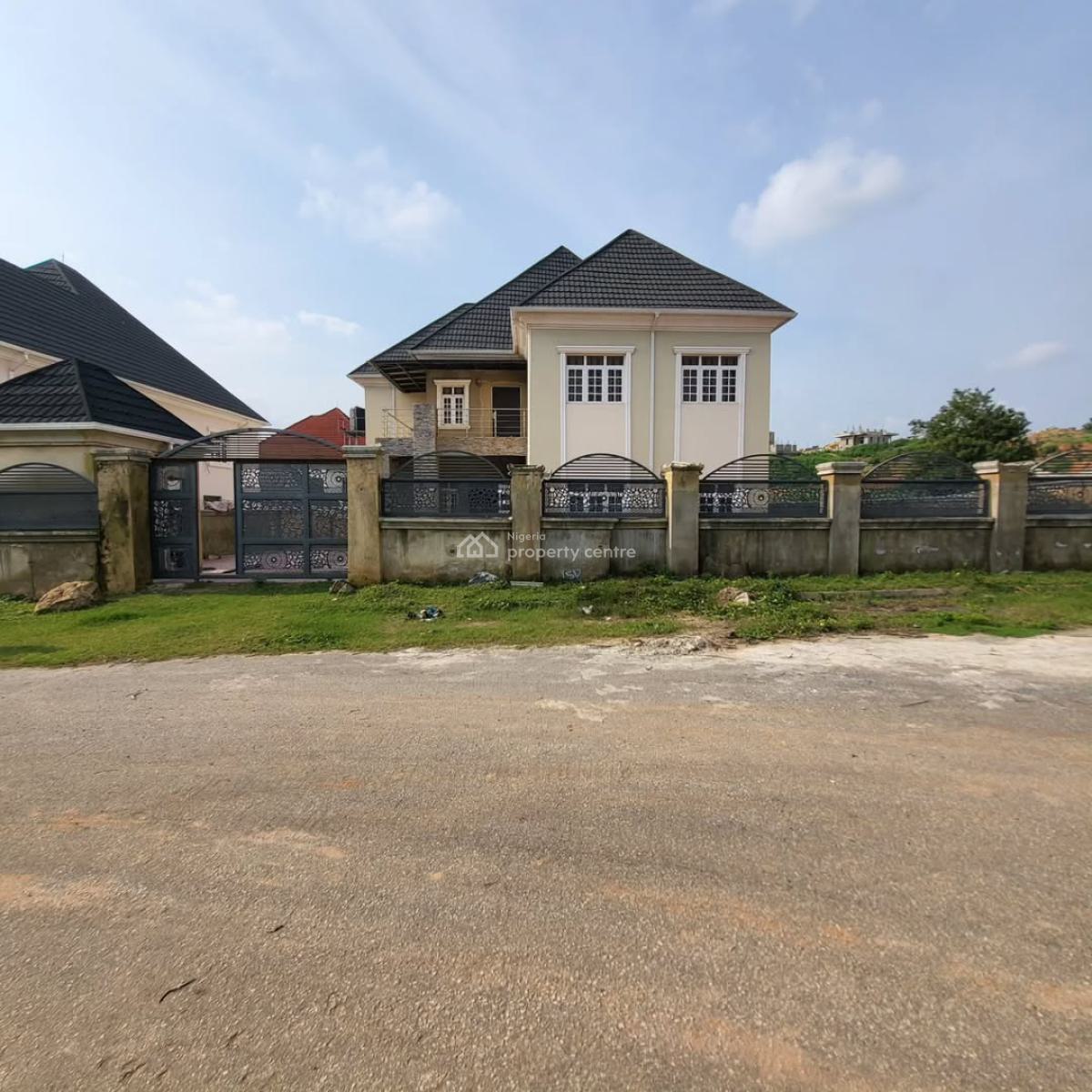 Distressed: 4 Bedroom Fully Detached Duplex,2rooms Bq,cofo,tarred Road, Serene Neighborhood, Guzape District, Abuja, Detached Duplex for Sale