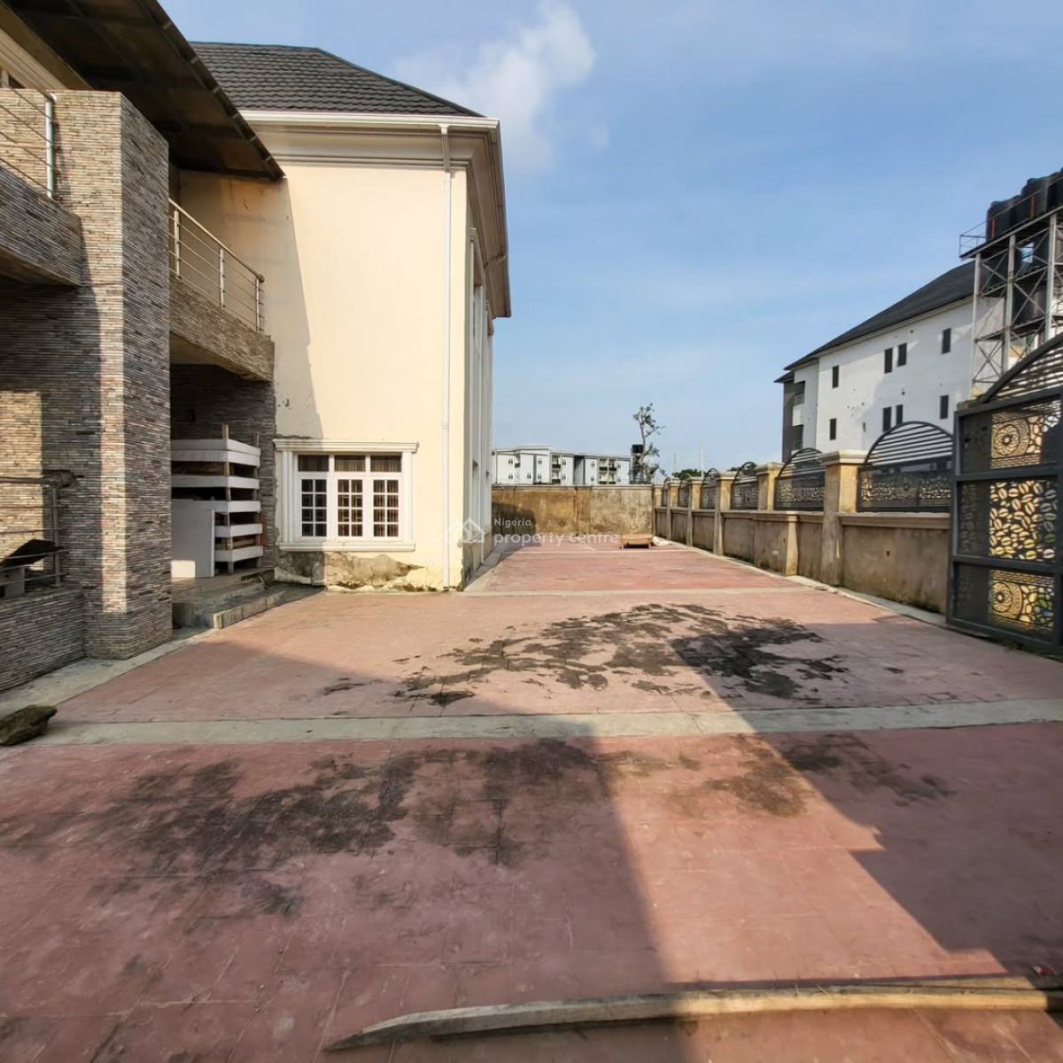 Distressed: 4 Bedroom Fully Detached Duplex,2rooms Bq,cofo,tarred Road, Serene Neighborhood, Guzape District, Abuja, Detached Duplex for Sale