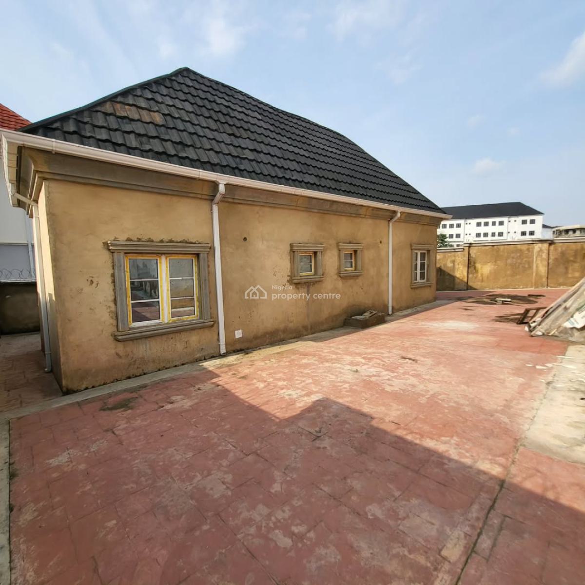 Distressed: 4 Bedroom Fully Detached Duplex,2rooms Bq,cofo,tarred Road, Serene Neighborhood, Guzape District, Abuja, Detached Duplex for Sale