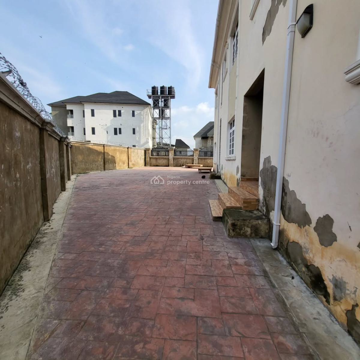 Distressed: 4 Bedroom Fully Detached Duplex,2rooms Bq,cofo,tarred Road, Serene Neighborhood, Guzape District, Abuja, Detached Duplex for Sale