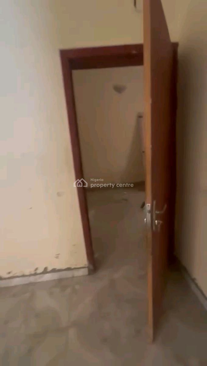 Renovated , Decent and Spacious 3bedroom Flats, All Rooms Ensuites, Off Bajulaye Road, Shomolu, Lagos, Flat / Apartment for Rent