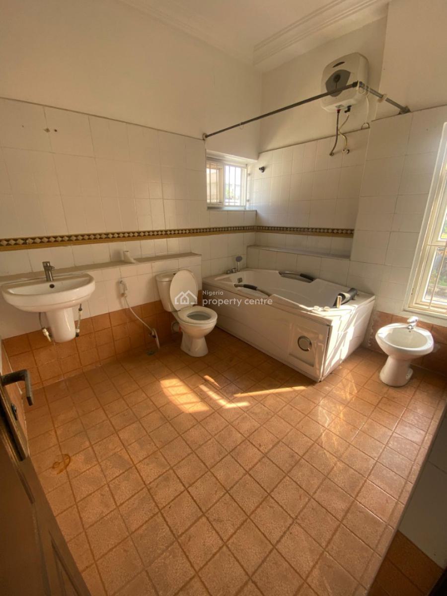 Well Maintained 4 Bedroom Semi Detached Duplex with Bq, Lekki Phase 1, Lekki, Lagos, Commercial Property for Rent