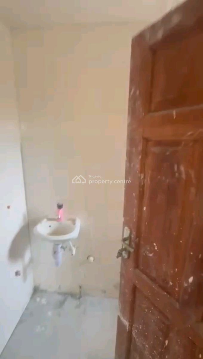 4 Nos Renovated , Decent and Spacious 2bedroom Flats,, Off Bajulaye Road, Shomolu, Lagos, Flat / Apartment for Rent