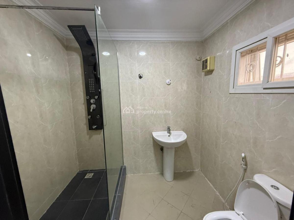 Well Maintained and Spaciously Built 3 Bedroom Apartment with Bq, Lekki Phase 1, Lekki, Lagos, Flat / Apartment for Rent