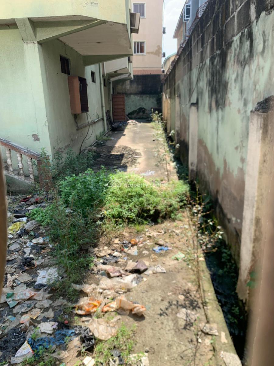 Renovatible 2 Storey Building, Alagomeji, Yaba, Lagos, Block of Flats for Sale