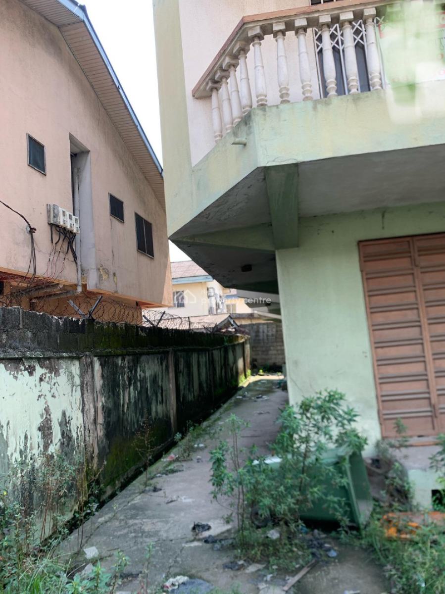 Renovatible 2 Storey Building, Alagomeji, Yaba, Lagos, Block of Flats for Sale