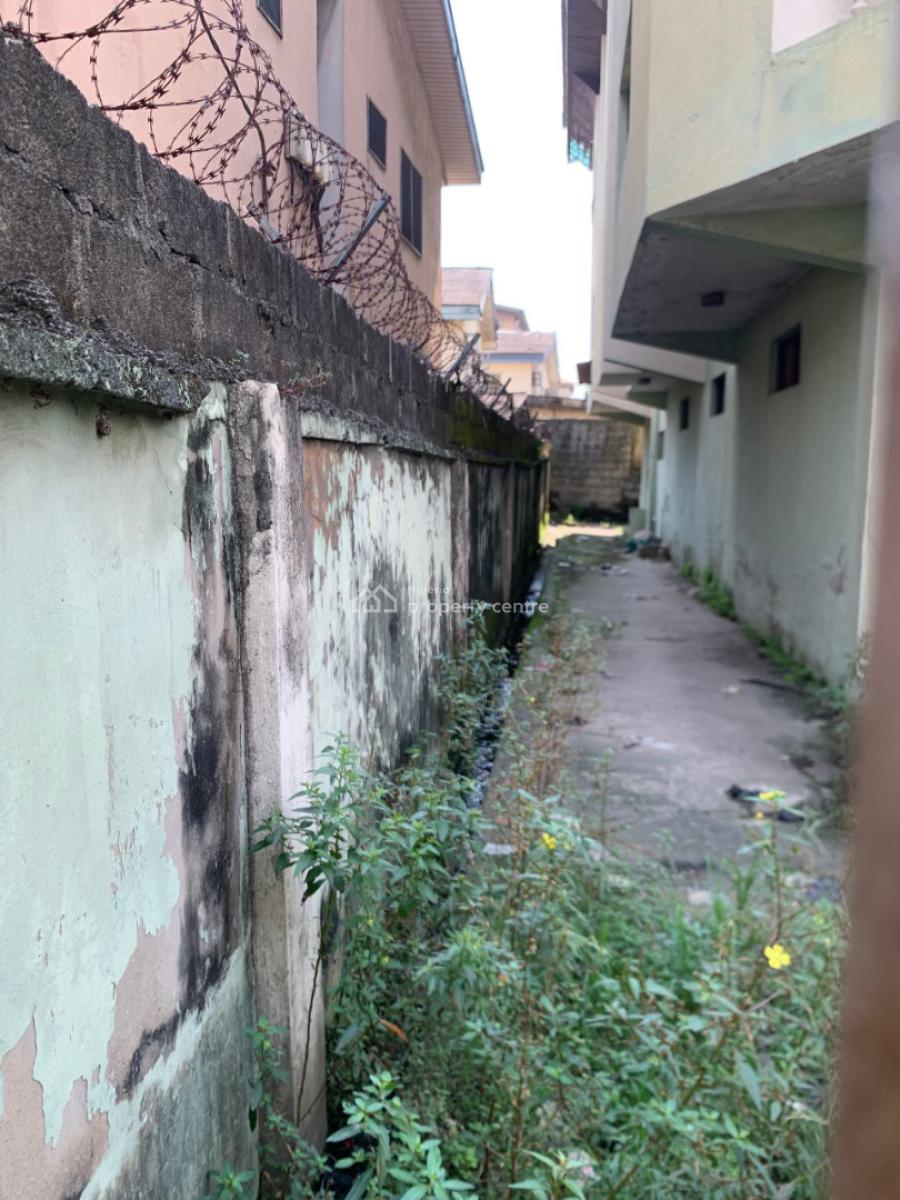 Renovatible 2 Storey Building, Alagomeji, Yaba, Lagos, Block of Flats for Sale