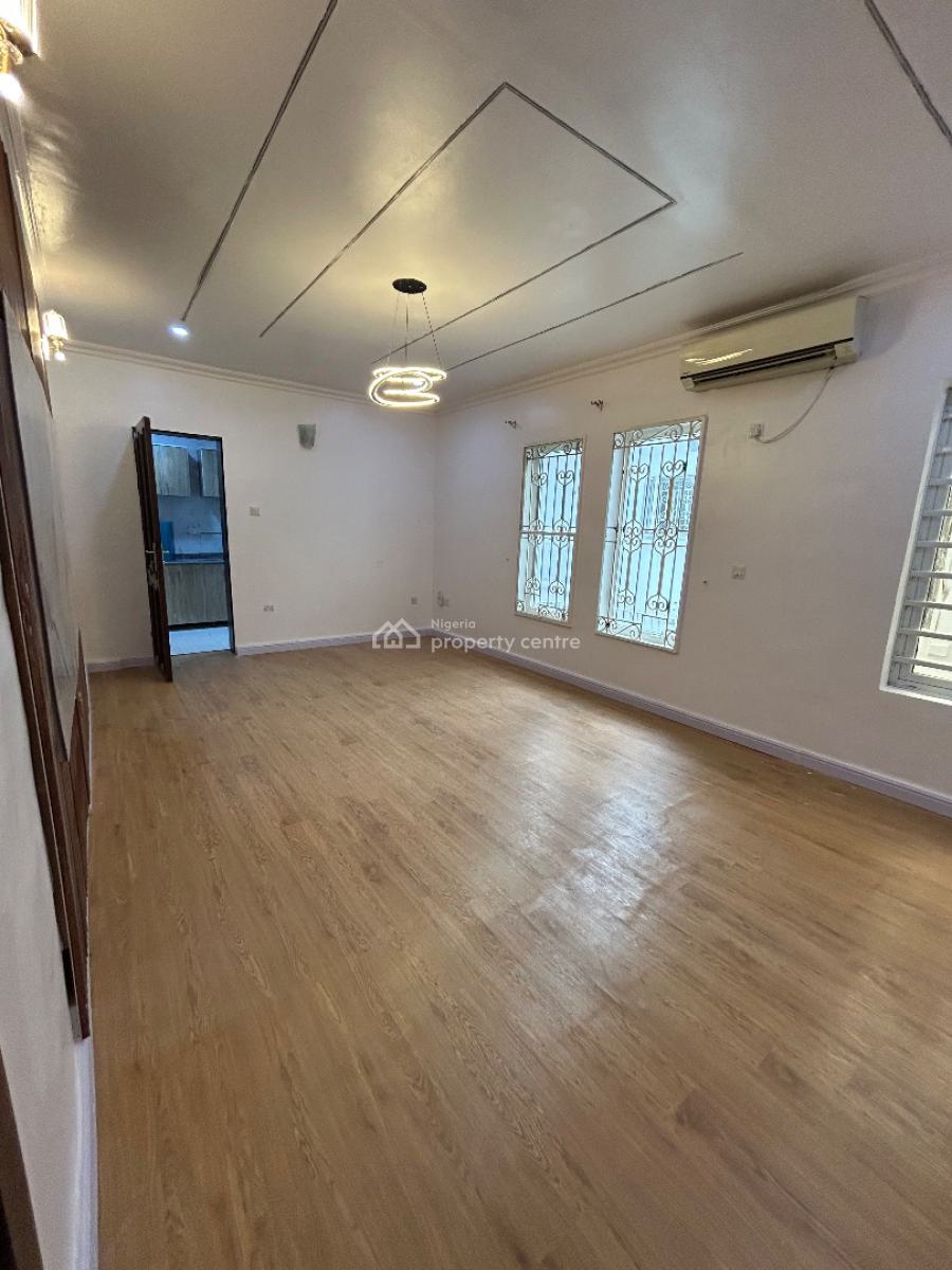 Well Maintained and Spacious 2 Bedrooms Penthouse Apartment, Off Admiralty, Lekki Phase 1, Lekki, Lagos, Flat / Apartment for Rent