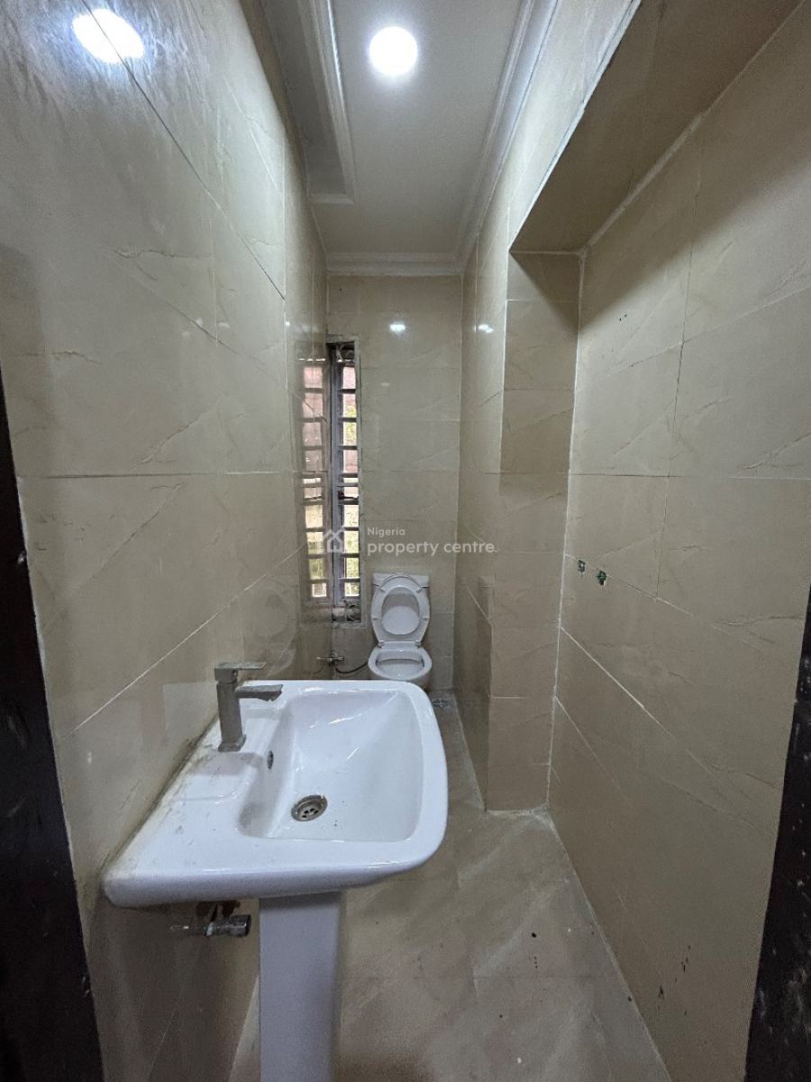 Well Maintained and Spacious 2 Bedrooms Penthouse Apartment, Off Admiralty, Lekki Phase 1, Lekki, Lagos, Flat / Apartment for Rent
