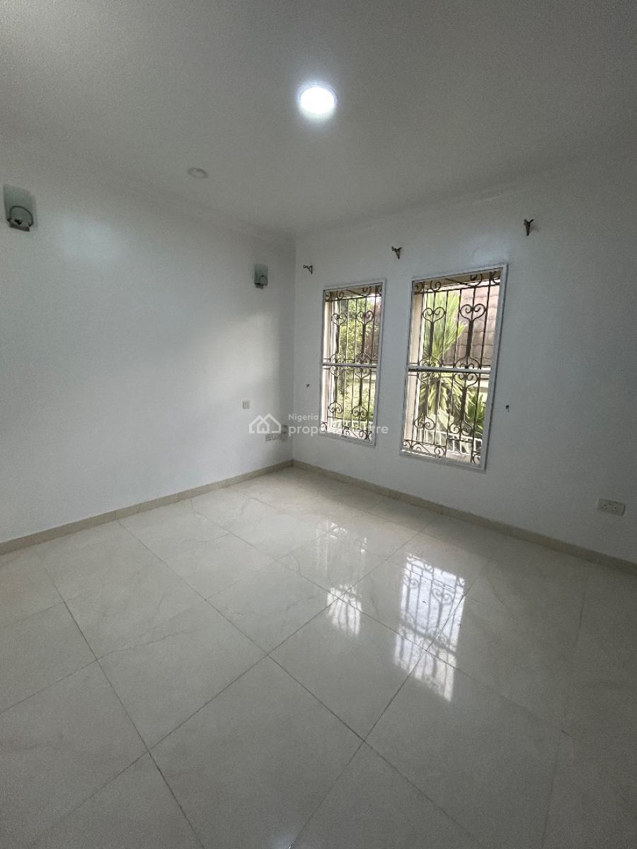Well Maintained and Spacious 2 Bedrooms Penthouse Apartment, Off Admiralty, Lekki Phase 1, Lekki, Lagos, Flat / Apartment for Rent