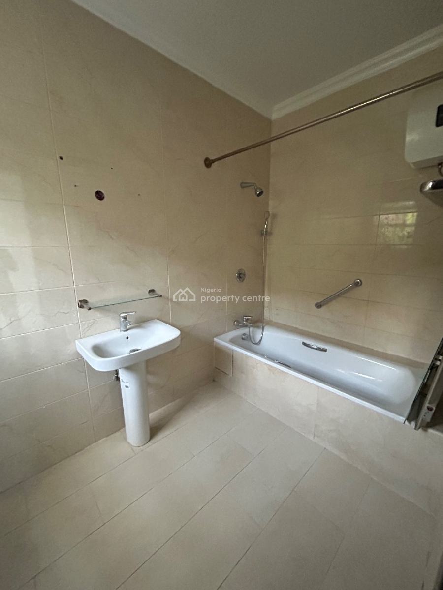 Well Maintained and Spacious 2 Bedrooms Penthouse Apartment, Off Admiralty, Lekki Phase 1, Lekki, Lagos, Flat / Apartment for Rent