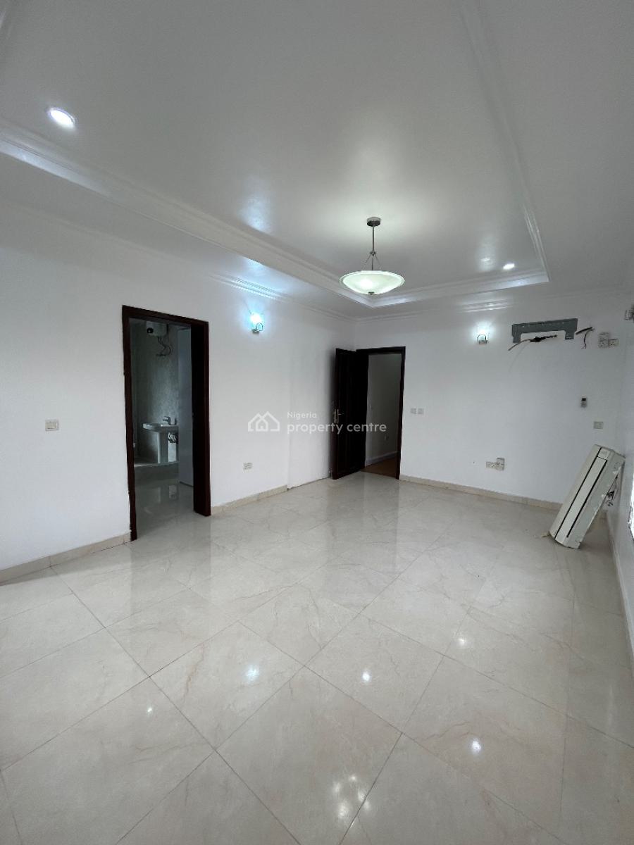 Well Maintained and Spacious 2 Bedrooms Penthouse Apartment, Off Admiralty, Lekki Phase 1, Lekki, Lagos, Flat / Apartment for Rent