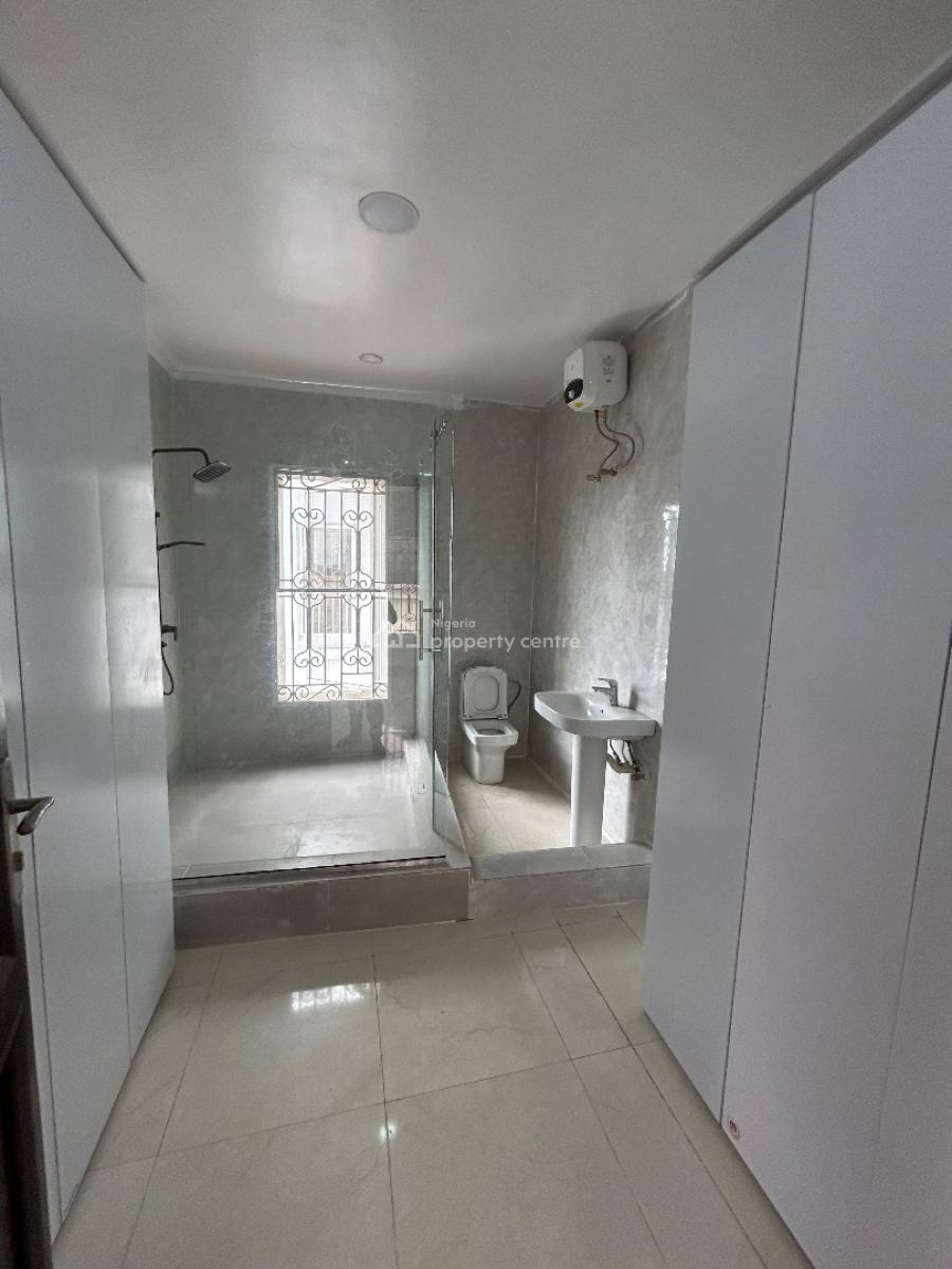 Well Maintained and Spacious 2 Bedrooms Penthouse Apartment, Off Admiralty, Lekki Phase 1, Lekki, Lagos, Flat / Apartment for Rent